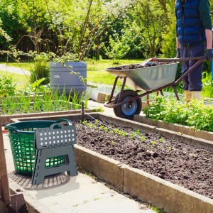 Dunkelgrauer Relaxdays Klapphocker aus Kunststoff, zusammengeklappt im Garten.