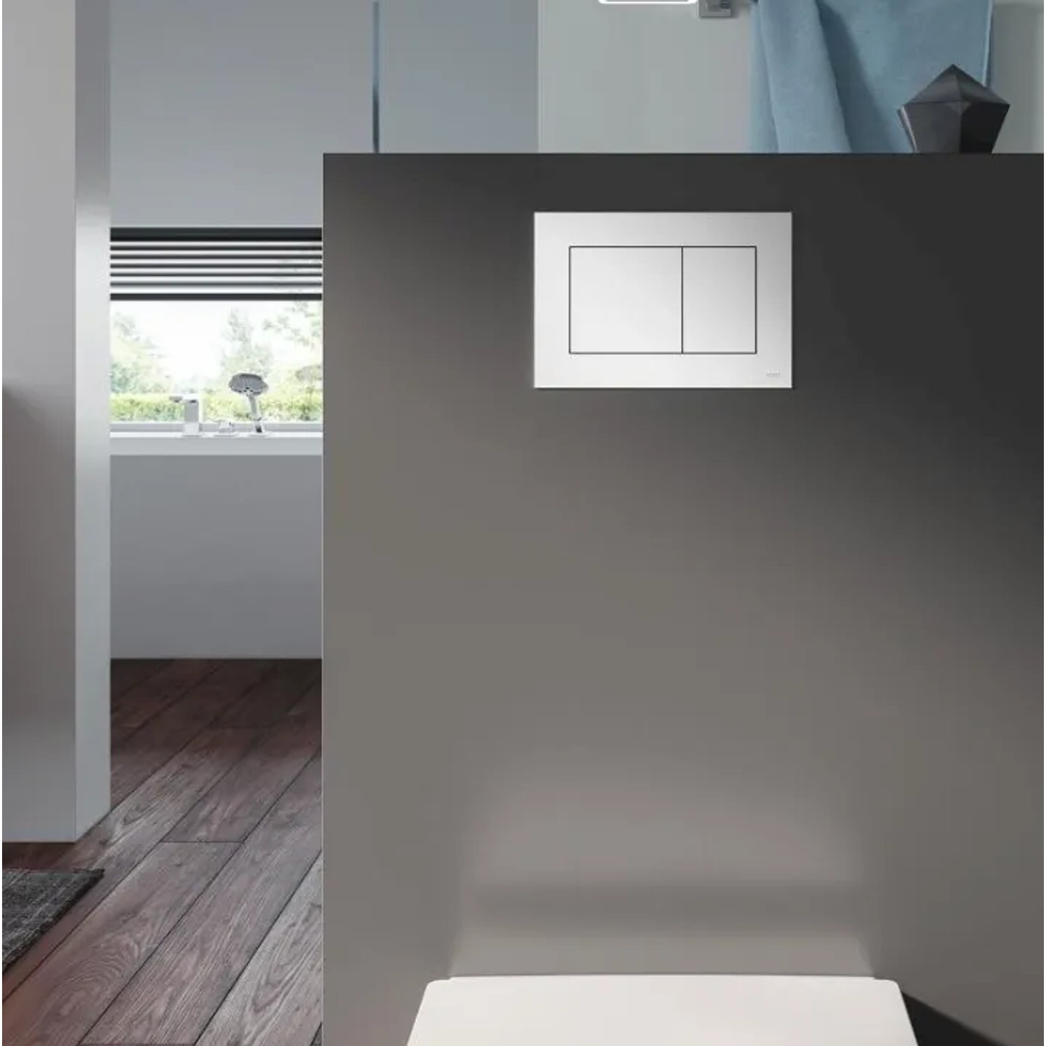 Modernes WC-Set mit weißer, rechteckiger Betätigungsplatte auf dunklem Vorwandelement. Weiße Toilette im Bad.