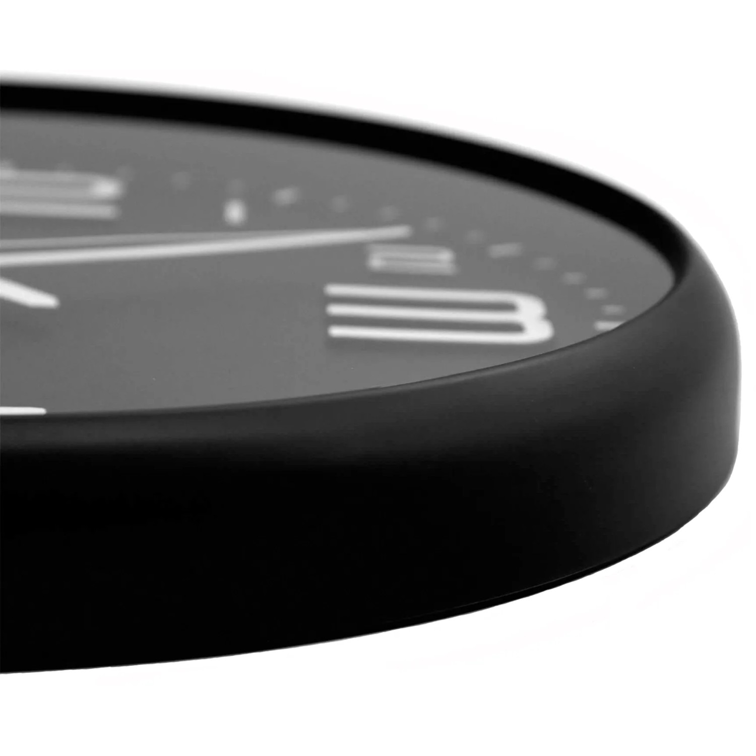 Detailaufnahme: Schwarze Wall-Art Wanduhr Modern, Ø 38,5 cm. Zeitloses Design für Wohnraum.