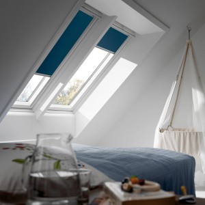 Velux Verdunkelungsrollo DG 085 1100S Blau im Dachfenster für Schlafzimmer.
