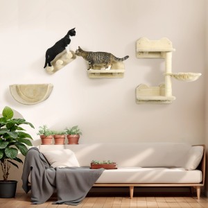 Beige PawHut Katzen Kletterwand mit Katzen beim Klettern und Spielen im Wohnzimmer.
