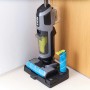 Ryobi Multiflächenreiniger RHFC18BL-0 auf Reinigungsstation. Akku-Handstaubsauger für Fliesen, Parkett und Laminat.