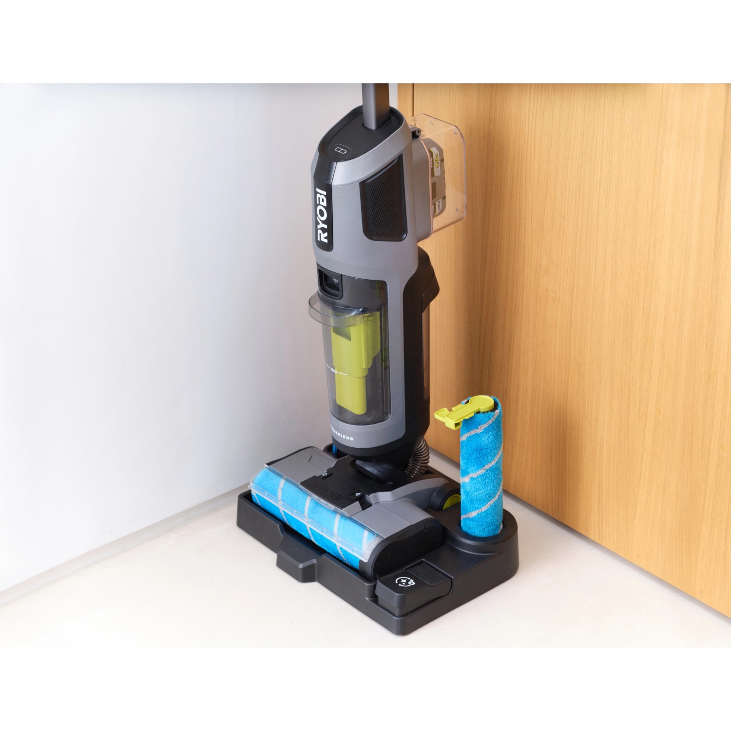 Ryobi Multiflächenreiniger RHFC18BL-0 auf Reinigungsstation. Akku-Handstaubsauger für Fliesen, Parkett und Laminat.