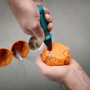 Wolfcraft Handlochfräser Ergo im Einsatz an einer orangefarbenen Verteilerdose.