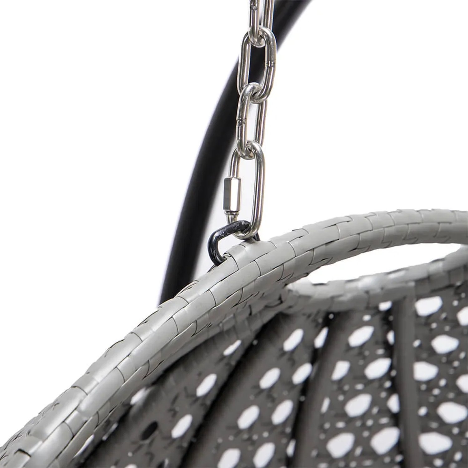 Detailaufnahme: Grauer Home Deluxe Hängesessel Twin aus Polyrattan mit Aufhängung.