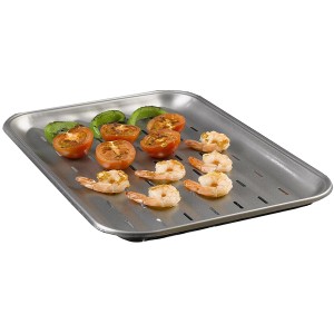 Char-Broil Grillschale aus Edelstahl (34x24cm) mit Gemüse und Shrimps.