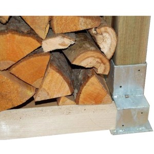 Detailaufnahme: Holzstapelhilfe aus verzinktem Stahl mit Holzscheiten und Kantholz.