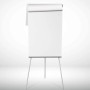 Klappbares KARAT Flipchart mit Dreibein Stativ und Papierhaltern, ideal für Büro und Präsentationen.