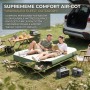 Grünes Camping Feldbett mit Luftmatratze für 2 Personen, auf dem ein Paar am See entspannt. Teil eines Campingzelt Sets.