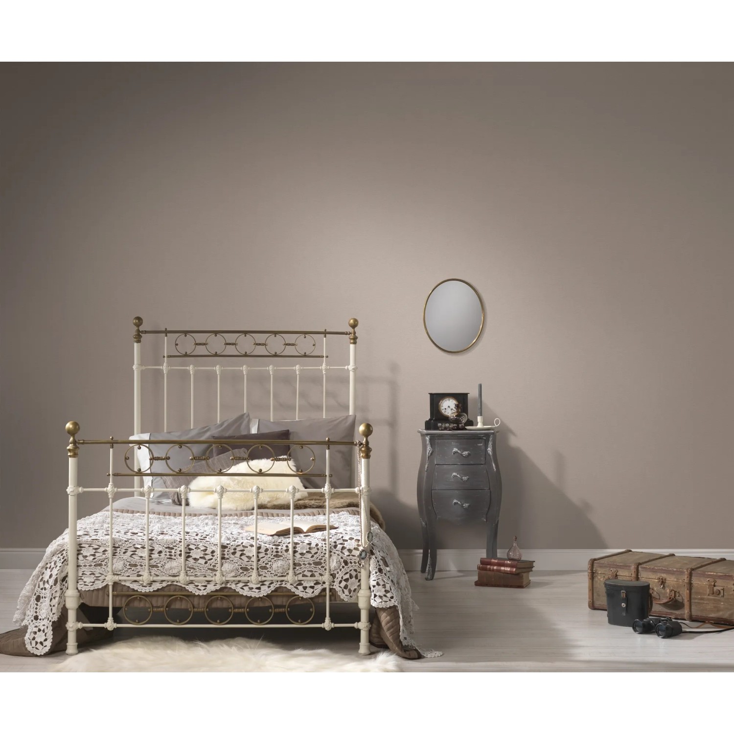 Beige Vliestapete von AS-Creation mit leichter Struktur im Schlafzimmer.
