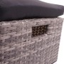 Detailansicht Hocker der 6-teiligen Poly-Rattan Lounge-Garnitur J36 in Grau mit schwarzem Kissen.