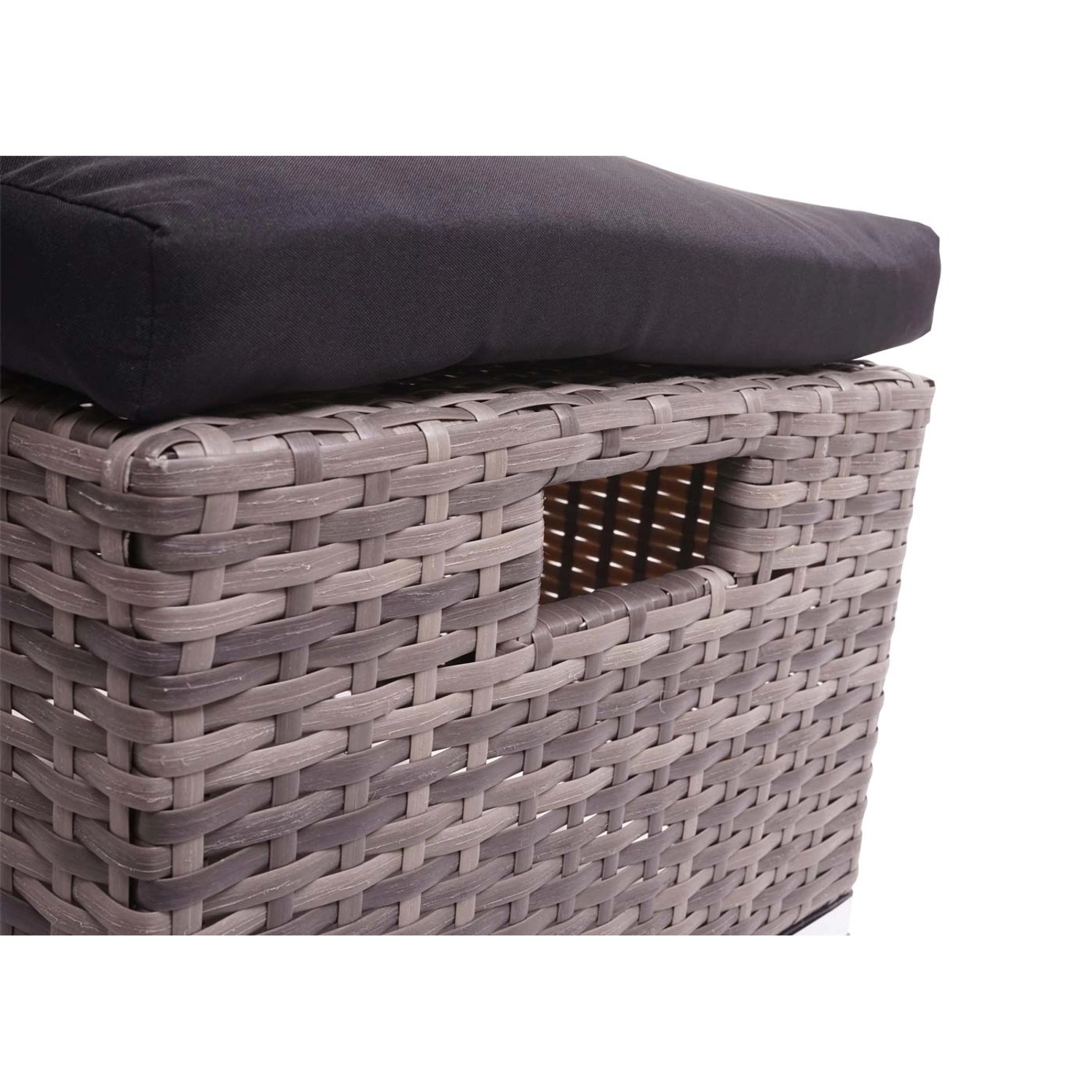 Detailansicht Hocker der 6-teiligen Poly-Rattan Lounge-Garnitur J36 in Grau mit schwarzem Kissen.