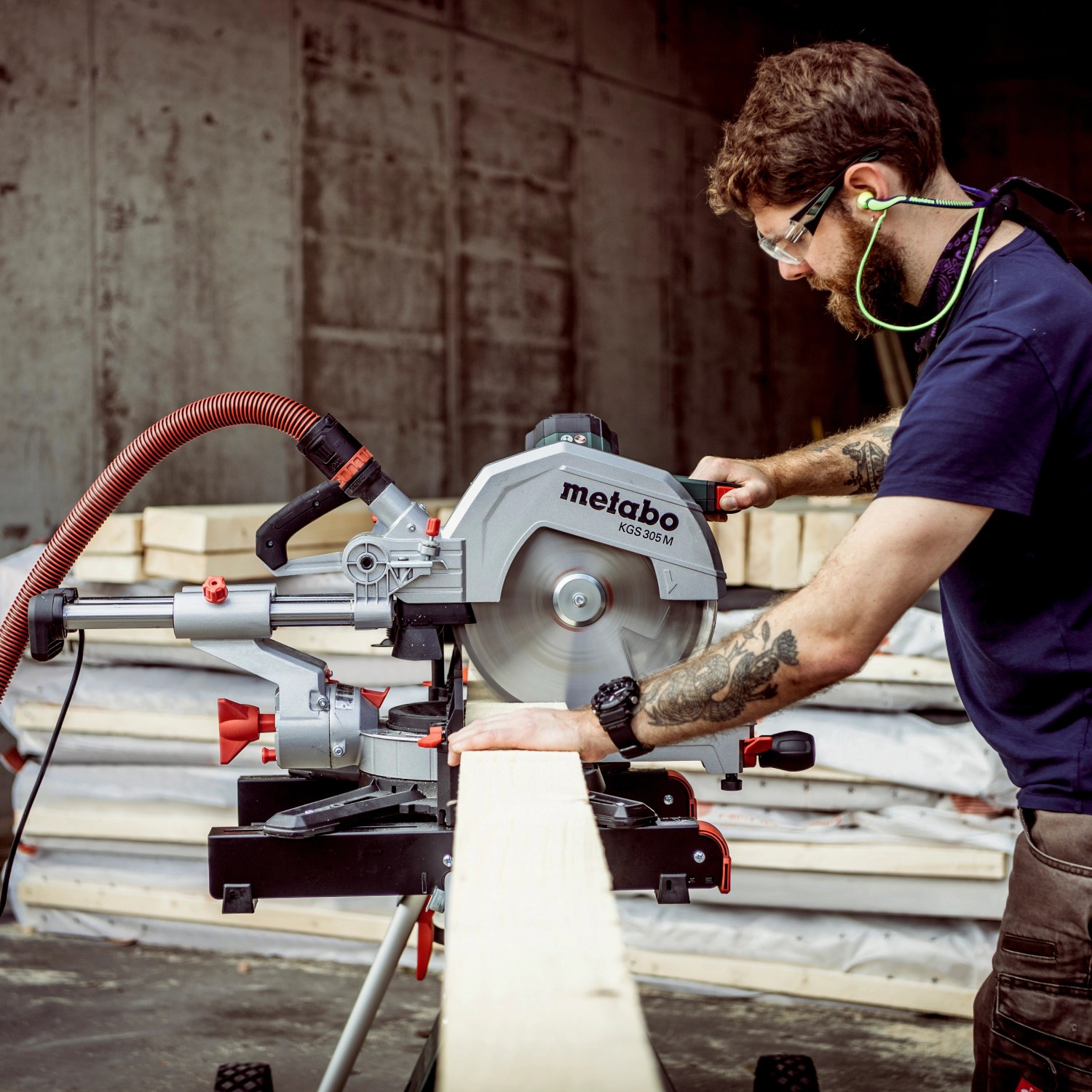 Metabo Kappsäge KGS 305 M mit Zugfunktion im Einsatz beim Holzzuschnitt.