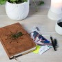 Braunes A5 Notizbuch aus Kunstleder mit Steuerrad-Prägung und Zahlenschloss. Ideal als Tagebuch oder Geschenk.