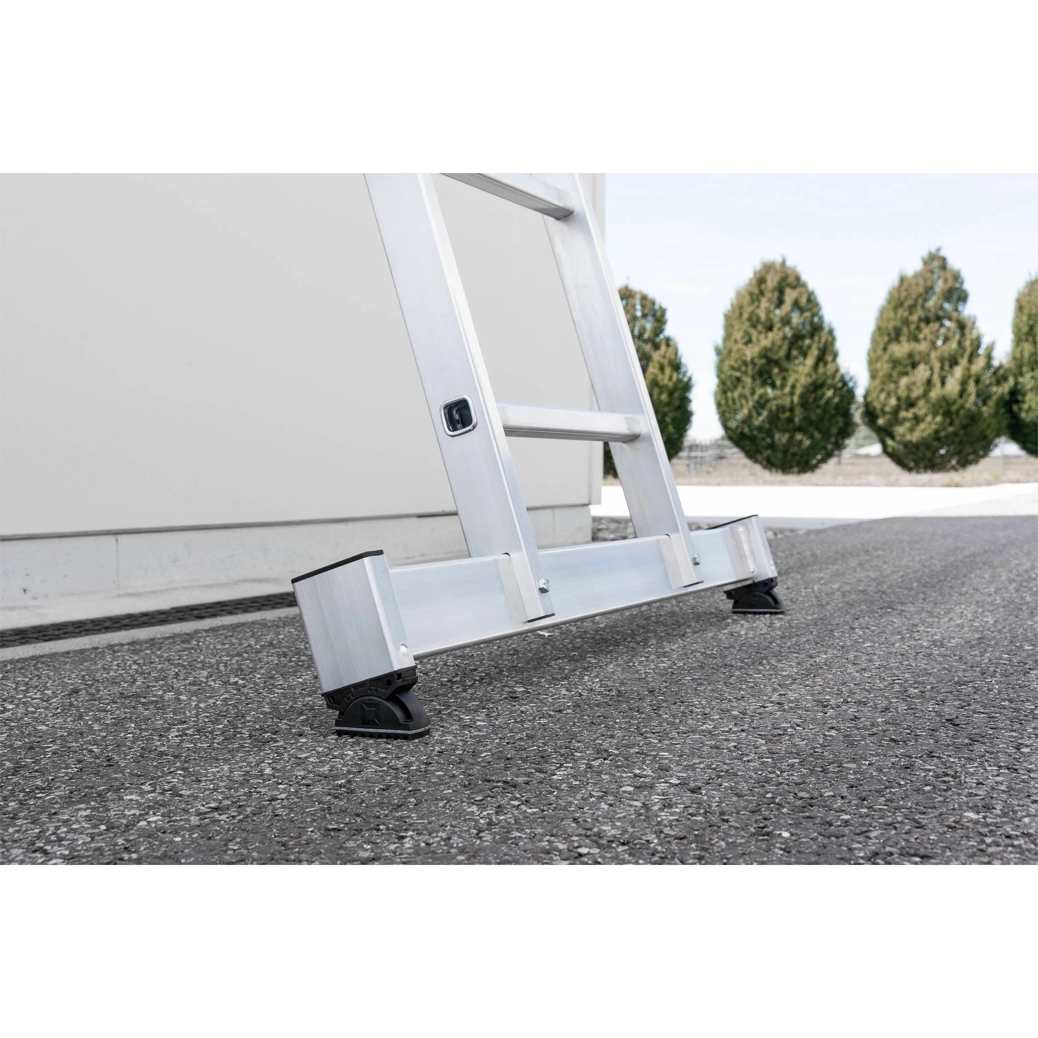 Detailaufnahme: PROREGAL Seilzugleiter mit Traverse für sicheren Stand auf unebenem Grund.