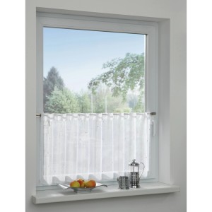 Weiße Bennetti Bistrogardine Voile mit Silberdruck am Fenster, transparent und dekorativ.