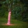 Pinkes Eglo LED-Leuchtband Flatneonled als Deko um einen Baum im Garten gewickelt.
