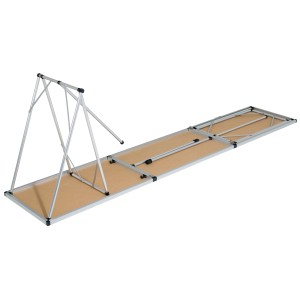 Zusammengeklappter LUX Multifunktionstisch mit Aluminium-Gestell, ideal zum Tapezieren.