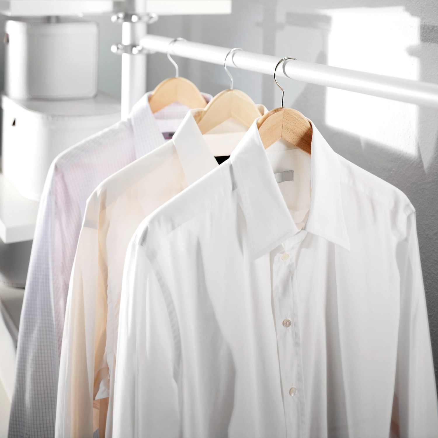 Hemden hängen auf Holz-Kleiderbügeln, 8er-Pack für textile Aufbewahrung.