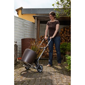 Frau transportiert großen Topf mit der klappbaren wolfcraft Sackkarre TS 850 (100 kg Traglast).