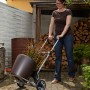 Frau transportiert großen Topf mit der klappbaren wolfcraft Sackkarre TS 850 (100 kg Traglast).