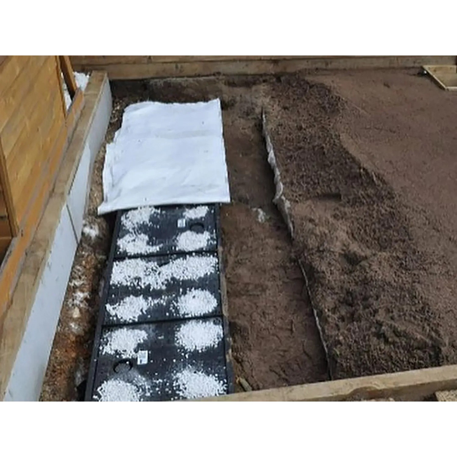 WaterUps System im Hochbeet mit Perlit. Zubehör für optimierte Bewässerung.