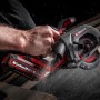 Einhell Akku-Handkreissäge TP-CS 18/136-C Li BL im Einsatz beim Holzsägen.