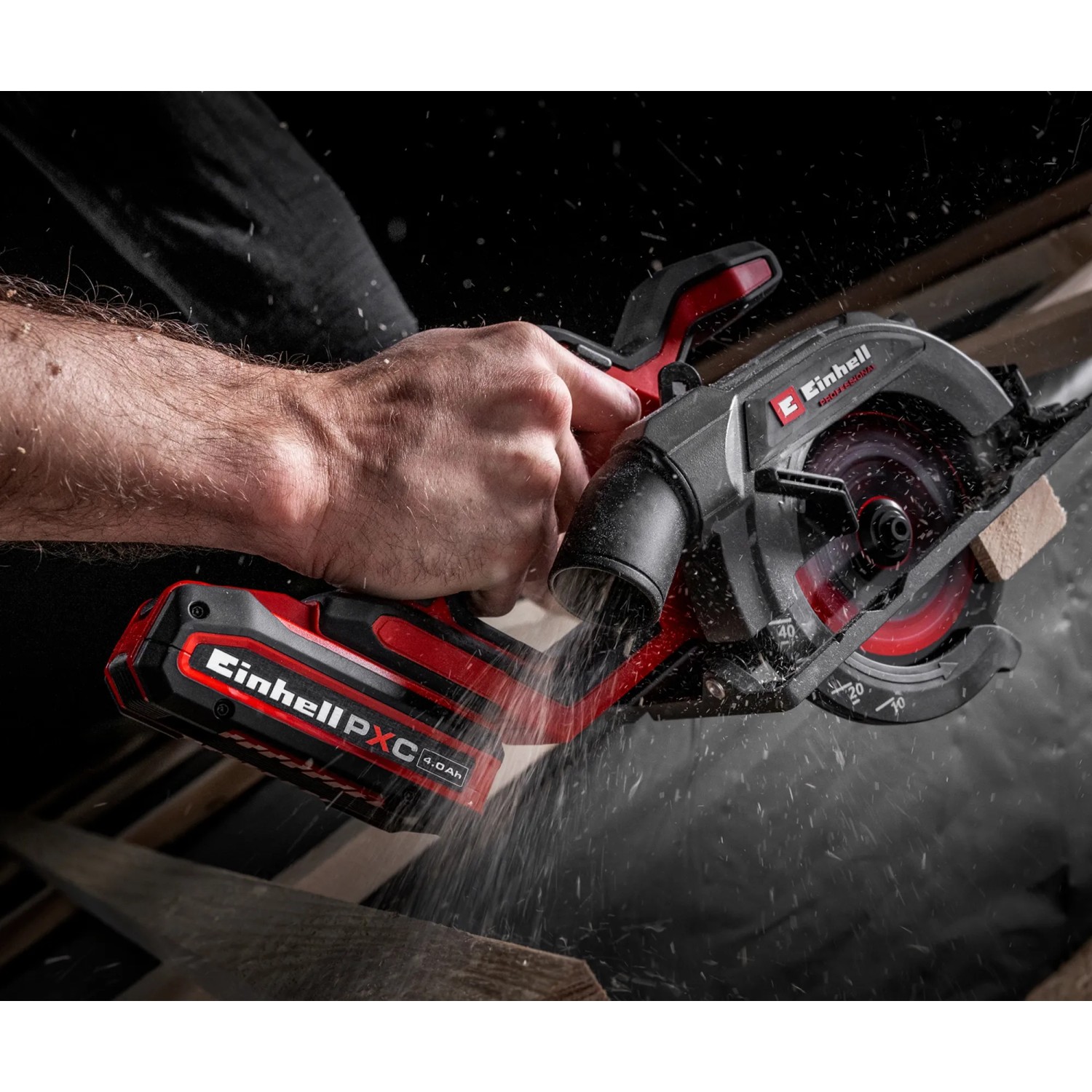 Einhell Akku-Handkreissäge TP-CS 18/136-C Li BL im Einsatz beim Holzsägen.