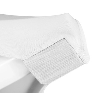 Nahaufnahme der weißen Beautissu Stretch Stehtischhusse, Detail der verstärkten Fußtasche für sicheren Halt.