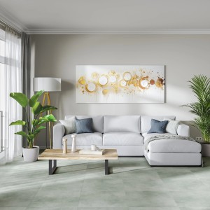 Verlegtes, graues Feinsteinzeug "Alba" 60x60 cm im Wohnraum mit Couch und Tisch.