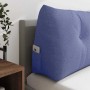 Jeans blaues Rückenkissen aus Stoff mit Knopfheftung und Seitentasche, auf einem Bett. Bietet ergonomischen Komfort.