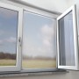 Weisses Insektenschutznetz am Fenster, 110x130 cm, schützt vor Insekten.