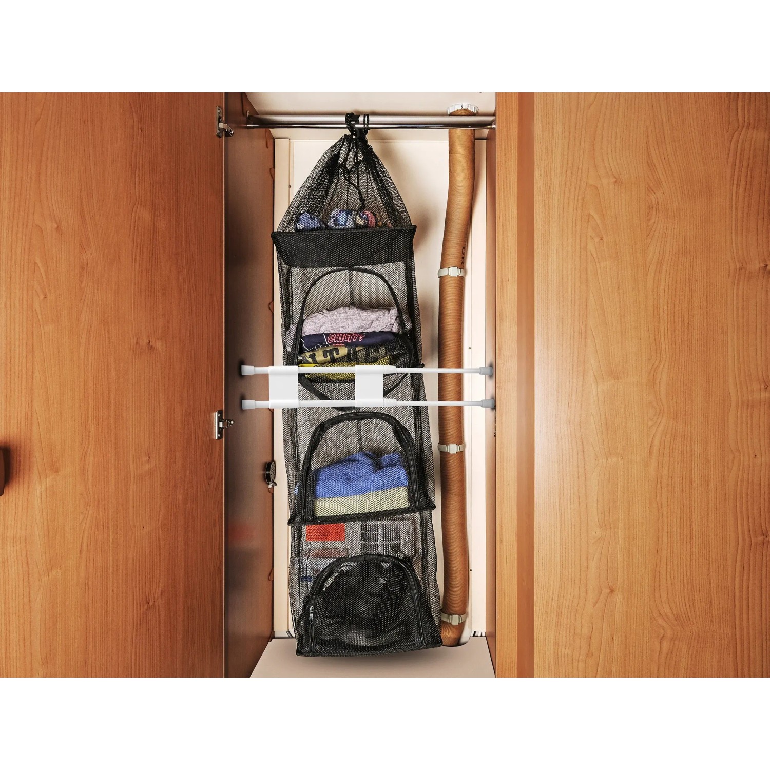 Calima Sicherungsstange, teleskopierbar, 25-43 cm, im Einsatz im Wohnwagen-Schrank.