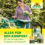 Frau befüllt grünen Neudorff Thermo-Komposter DuoTherm 530 l mit Gartenabfällen.