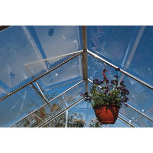 Pflanzenhalter aus Kunststoff im Gewächshaus mit hängendem Blumentopf.