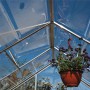 Pflanzenhalter aus Kunststoff im Gewächshaus mit hängendem Blumentopf.