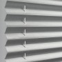 Nahaufnahme: Gardinia EasyFix Thermo-Plissee, elfenbeinfarben, mit Bedienschienen.