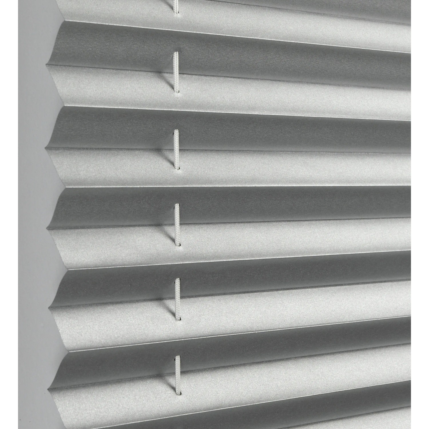 Nahaufnahme: Gardinia EasyFix Thermo-Plissee, elfenbeinfarben, mit Bedienschienen.