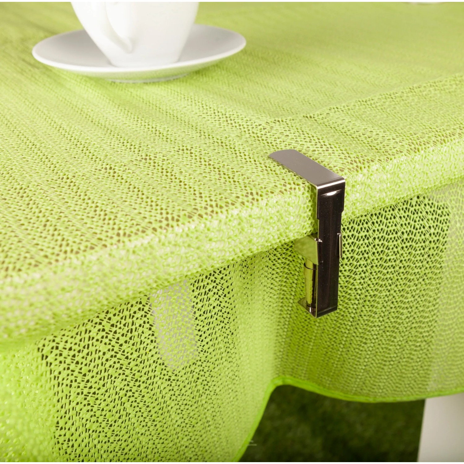 Venilia Tischtuchklammer Inox Premium am Tisch mit grünem Tischtuch.