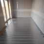 Verlegtes Belvit Fußbodenheizung Set 45 m² Trockenbau mit Metallverbundrohr im Raum.