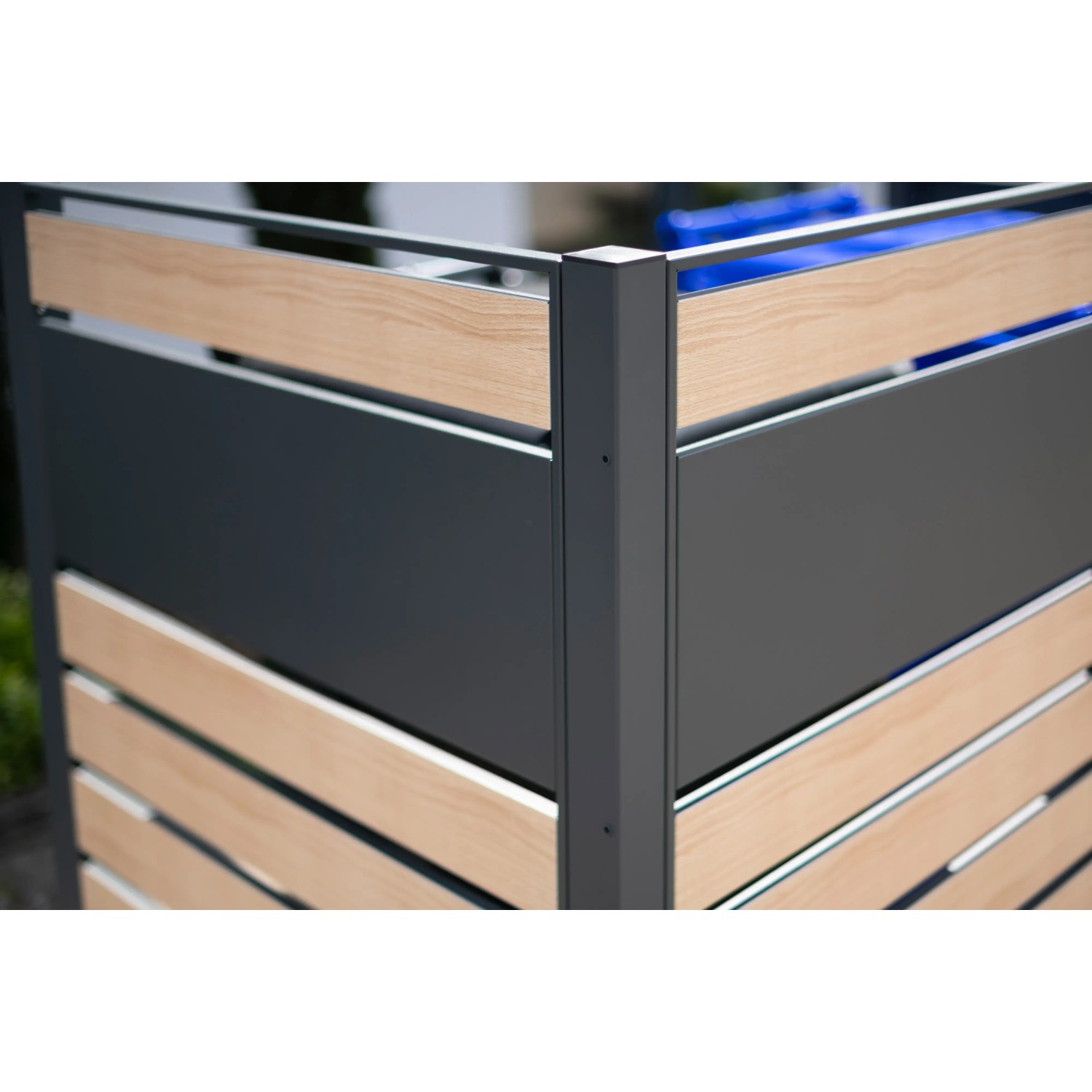 Westmann Mülltonnenverkleidung Planum für 2 Tonnen (240 l) in Holzoptik und Metall.