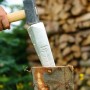 LUX Alu-Drehspaltkeil Comfort im Einsatz mit Hammer zum Holz spalten.