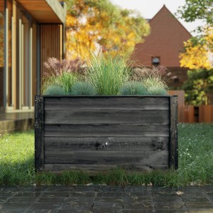 Anthrazitfarbenes Holz-Hochbeet Pinie (150x76x79cm) mit Bepflanzung im Garten.