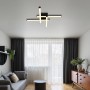 Moderne LED-Deckenleuchte Kirina, schwarz matt, mit drehbaren Elementen im Wohnraum.