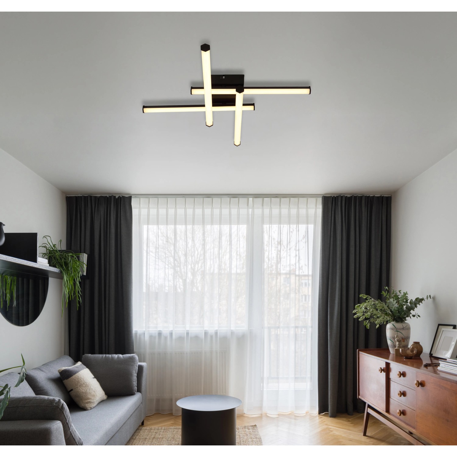 Moderne LED-Deckenleuchte Kirina, schwarz matt, mit drehbaren Elementen im Wohnraum.