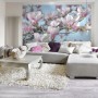 Wohnraum mit Komar Fototapete Magnolie in Rosa und Blau an der Wand.