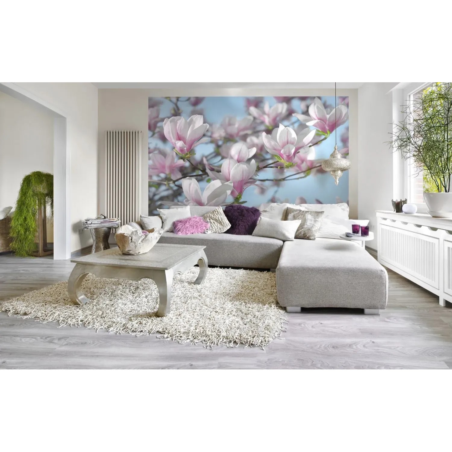 Wohnraum mit Komar Fototapete Magnolie in Rosa und Blau an der Wand.