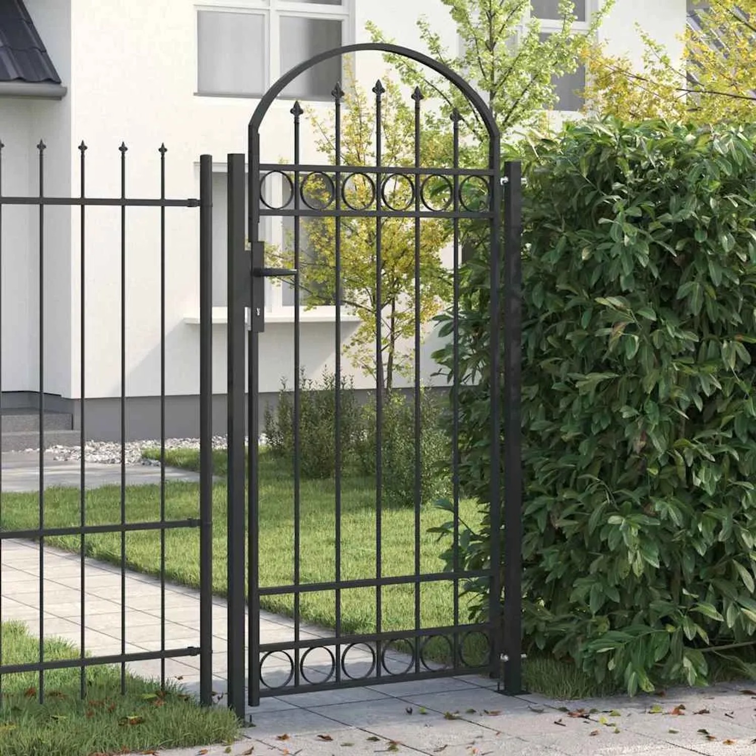 Graues vidaXL Stahl-Gartentor mit geschwungenem Bogen und dekorativen Kreisen, im Garten vor einem Haus.
