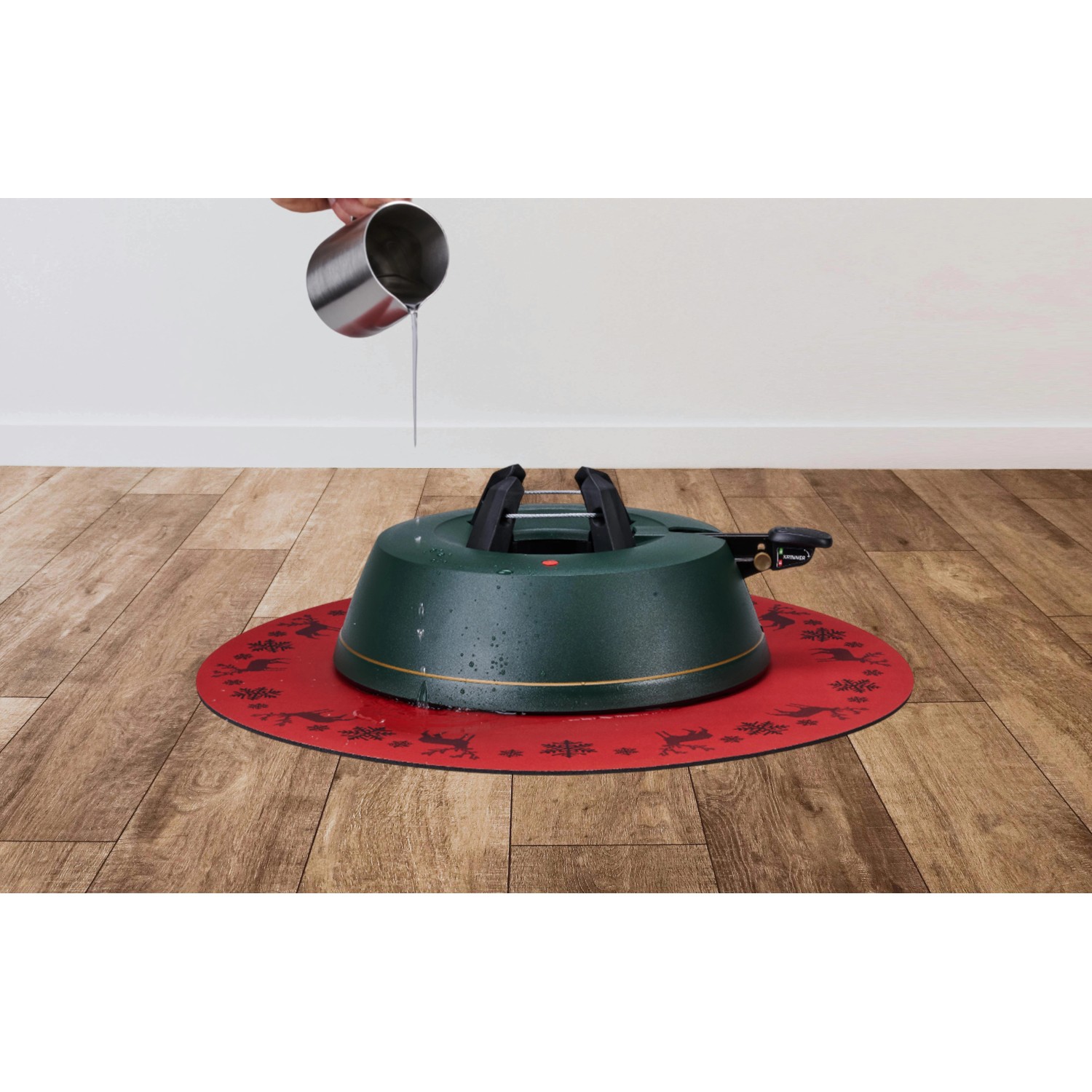 Krinner Weihnachtsbaumständer auf roter Unterlegdecke (Ø 60 cm) zum Schutz des Bodens vor Wasser und Kratzern.