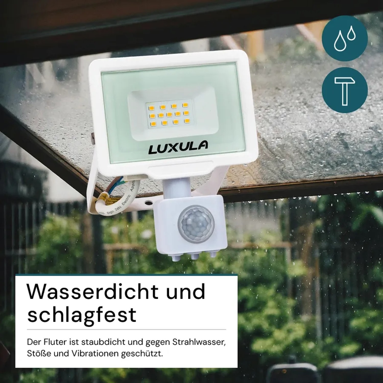 Weißer LUXULA LED Strahler 10W mit Bewegungsmelder als wetterfester Außenstrahler.